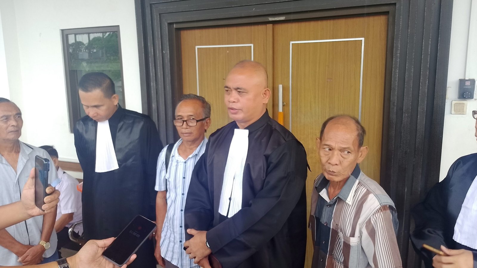 Kuasa hukum,Noch Sambouw saat menjelaskan dihadapan para wartawan, (foto transparansiindonesia.co.id)