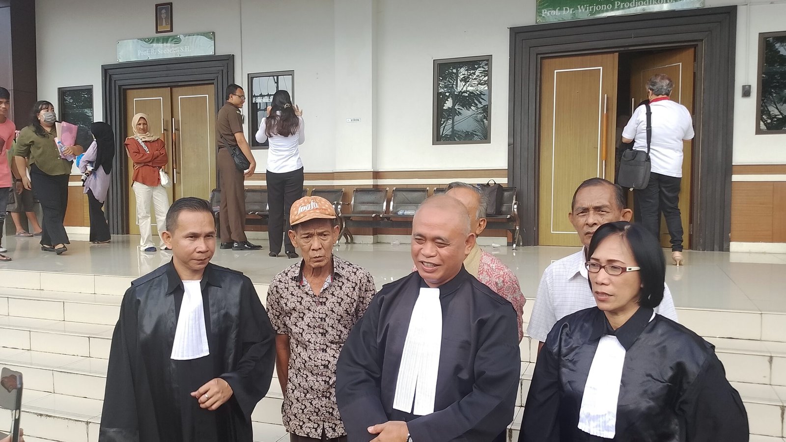 Noch Sambouw selaku kuasa hukum empat terdakwa saat menjelaskan dihadapan para awak media,(foto transparansiindonesia.co.id)